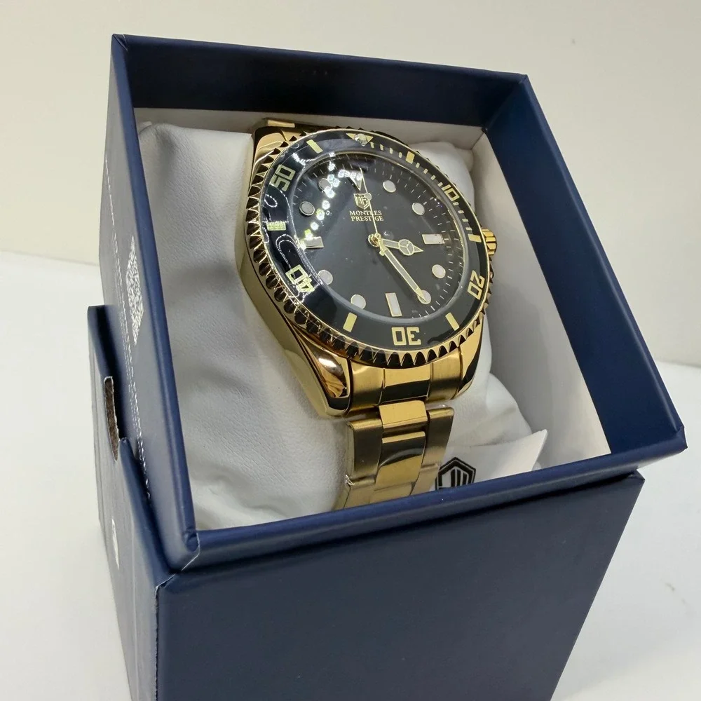 Montres Prestige Mens Gold Tone Diver Watch Black Dial Stainless Steel Bracelet